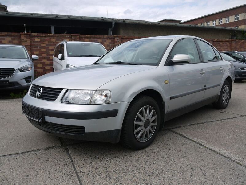 Second-hand VW Passat 101 CP (74 kW) 1999 Argintiu Berlinǎ