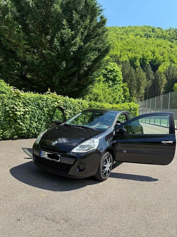 Second-hand Renault Clio II Expression 75 CP (55 kW) 2011 Negru Hatchback