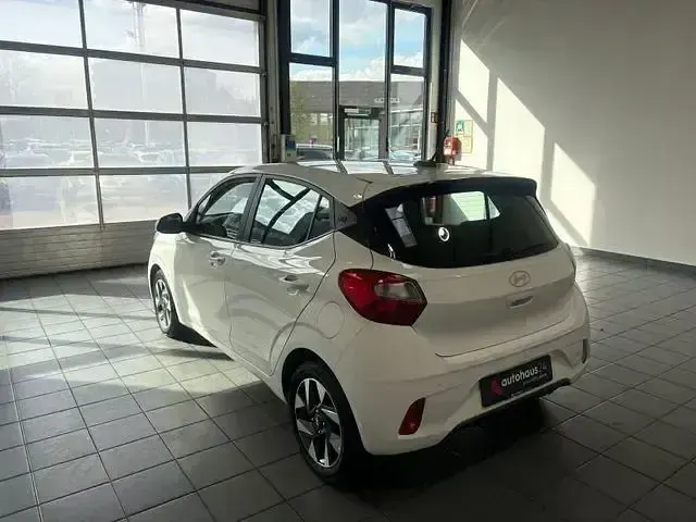 Gebraucht Hyundai i10 Trend 63 PS (46 kW) 2024 Weiß Kleinwagen