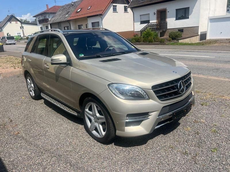 Gebraucht Mercedes ML350 Edition 1 258 PS (189 kW) 2012 Gold SUV