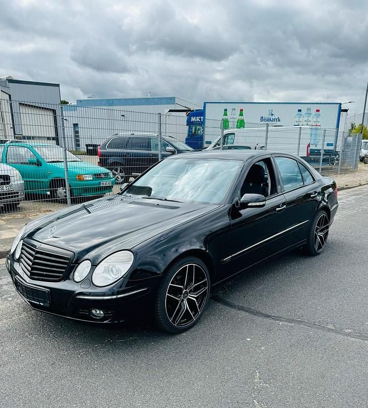 Schwarz Gebraucht 2006 Mercedes E280 Avantgarde Limousine | 5.999 € (Fairer Preis) - Bild 1/4