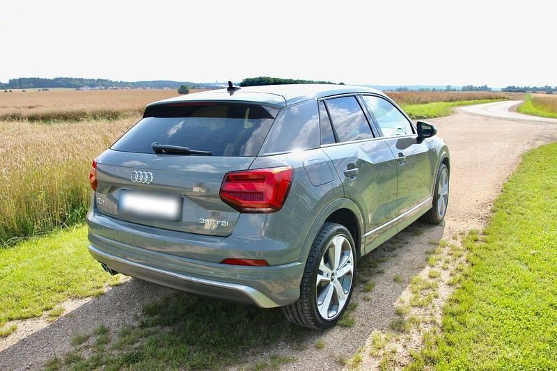 Gebraucht Audi Q2 S-Line 150 PS (110 kW) 2024 Silber SUV