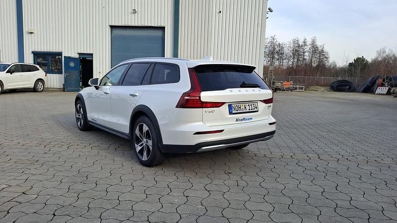 Gebraucht Volvo V60 CC Plus 197 PS (144 kW) 2024 Weiß Kombi