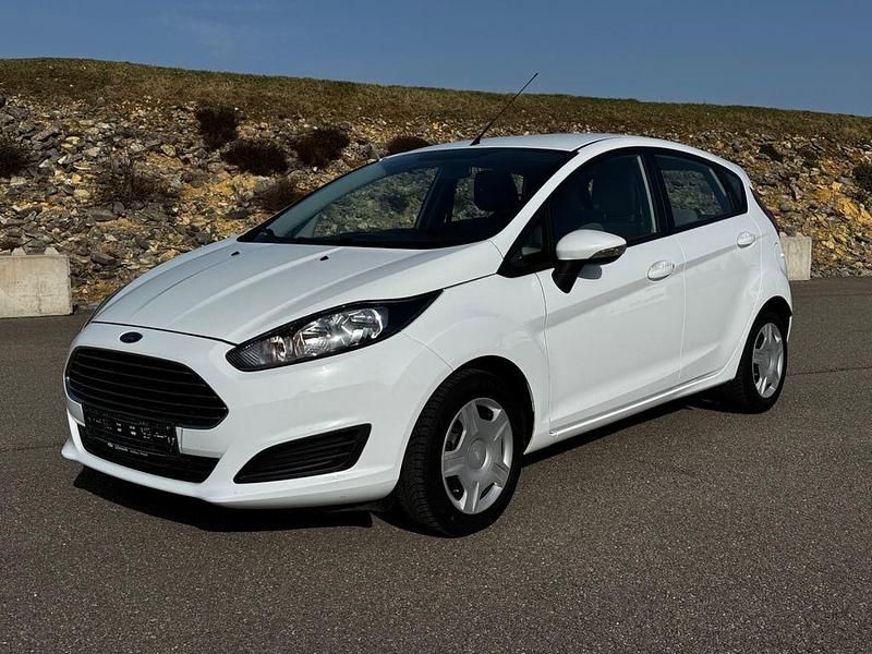 Gebraucht Ford Fiesta Trend 101 PS (74 kW) 2013 Weiß Kleinwagen