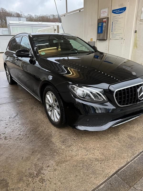 Gebraucht Mercedes E220 194 PS (142 kW) 2018 Schwarz Kombi