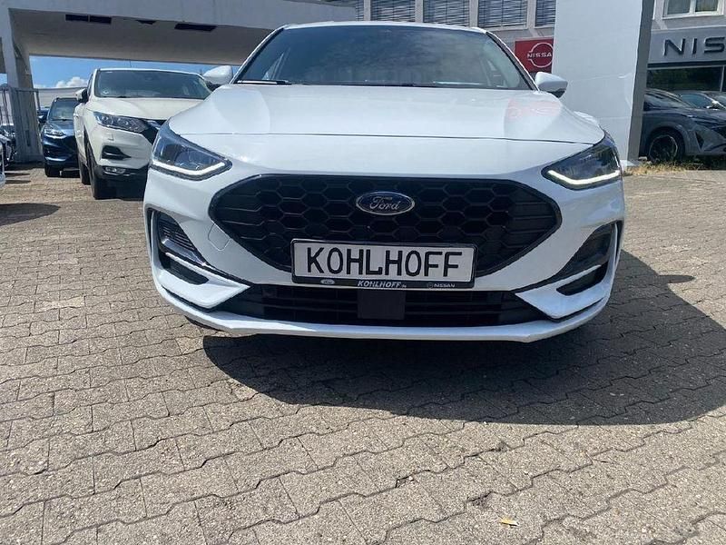 Weiß Gebraucht 2022 Ford Focus ST-Line Limousine | 18.970 € (Fairer Preis) - Bild 1/4