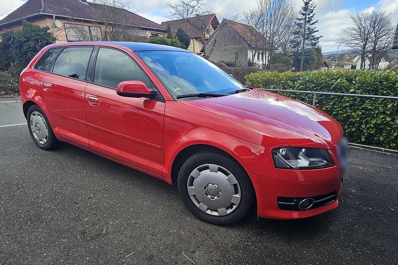 Gebraucht Audi A3 Sportback Attraction 90 PS (66 kW) 2011 Rot Kleinwagen
