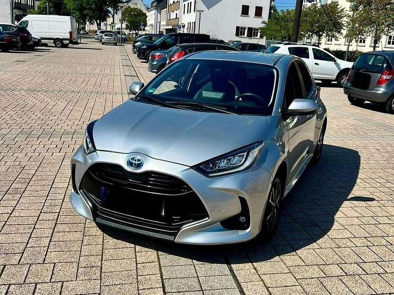 Silber Gebraucht 2022 Toyota Yaris Hybrid Team Limousine | 17.900 € (Guter Preis) - Bild 1/4