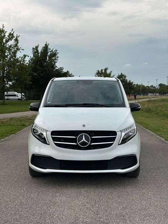 Weiß Gebraucht 2021 Mercedes V300 Avantgarde Van / Kleinbus | 54.799 € (Fairer Preis) - Bild 1/4