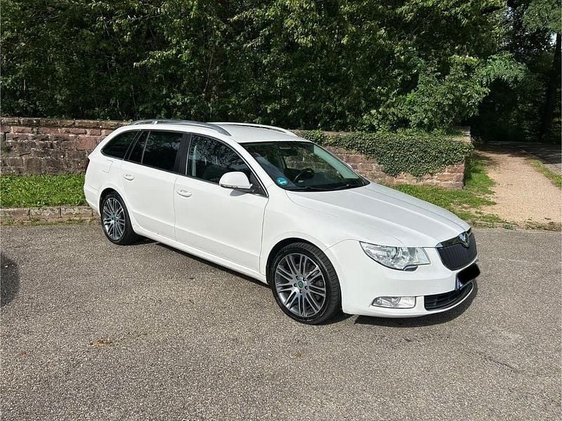 Weiß Gebraucht 2012 Skoda Superb Family Kombi | 5.999 € (Guter Preis) - Bild 1/4