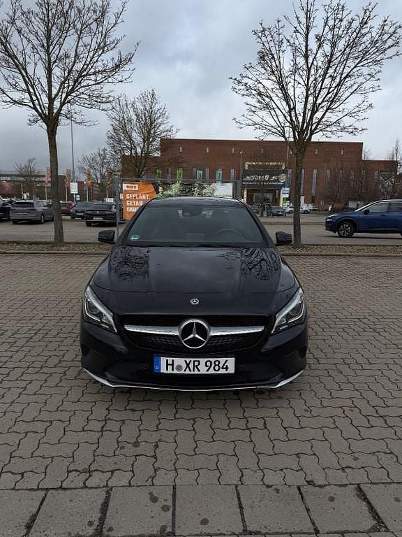 Gebraucht Mercedes CLA180 Urban 122 PS (89 kW) 2017 Schwarz Limousine