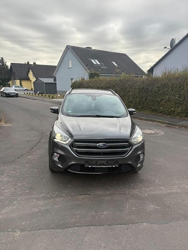 Grau Gebraucht 2018 Ford Kuga ST-Line SUV | 13.500 € (Etwas zu teuer) - Bild 1/4