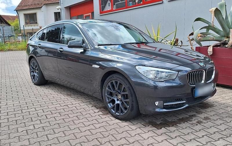 Grau Gebraucht 2011 BMW 530 Gran Turismo Limousine | 12.299 € (Fairer Preis) - Bild 1/4