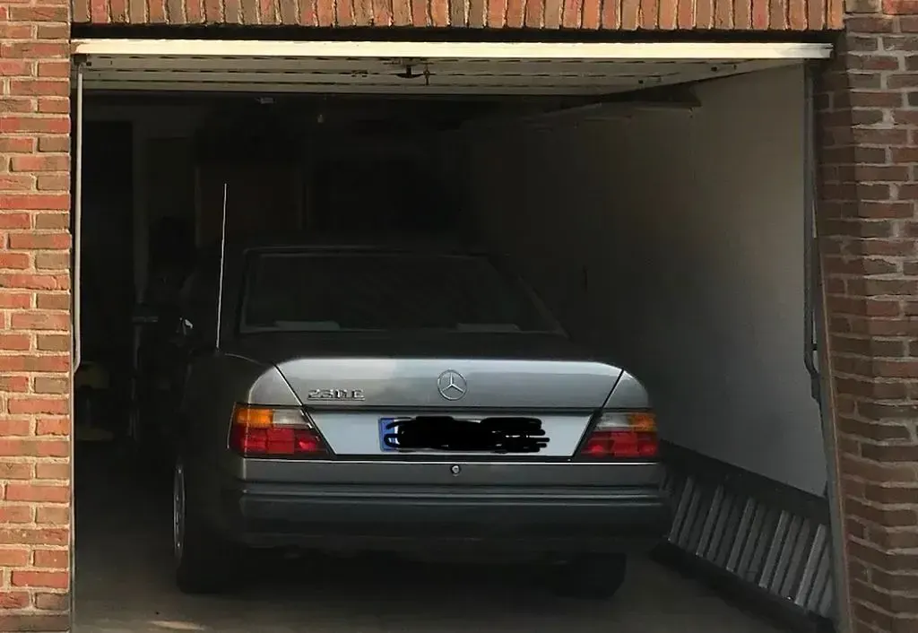 Gebraucht Mercedes E230 131 PS (96 kW) 1988 Grau Limousine