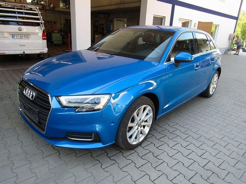Blau Gebraucht 2019 Audi A3 Sportback Design Limousine | 17.900 € (Fairer Preis) - Bild 1/4