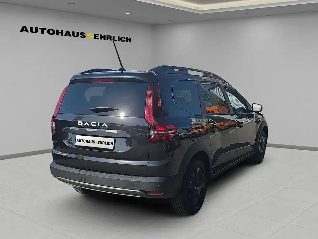 Neu Dacia Jogger Expression 110 PS (80 kW) 2025 Schwarz Van / Kleinbus