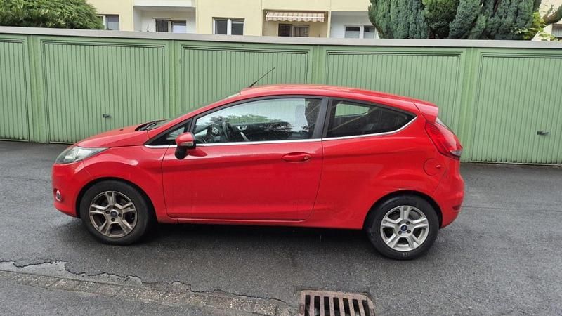 Rot Gebraucht 2012 Ford Fiesta Trend Kleinwagen | 2.500 € (Guter Preis) - Bild 1/4