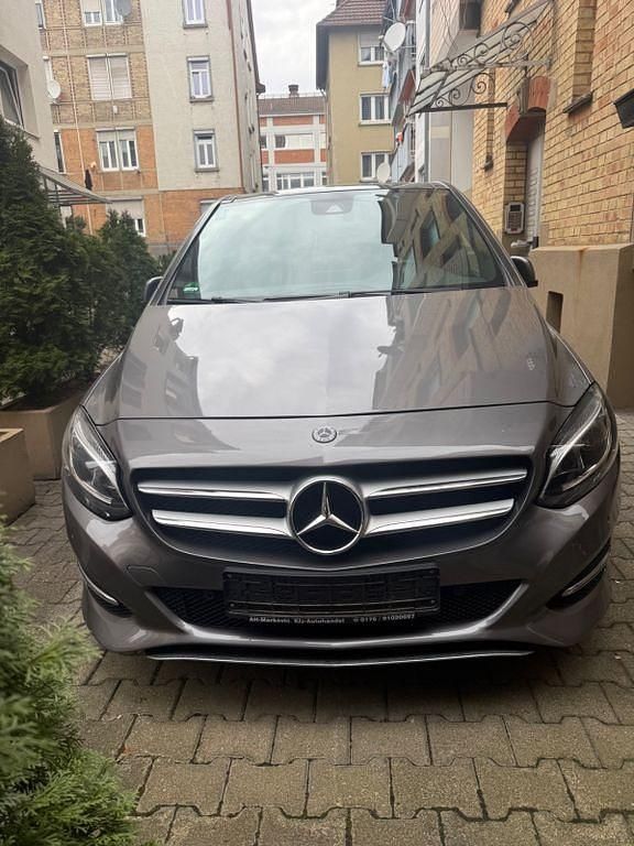 Gebraucht Mercedes B180 122 PS (89 kW) 2017 Grau Van / Kleinbus
