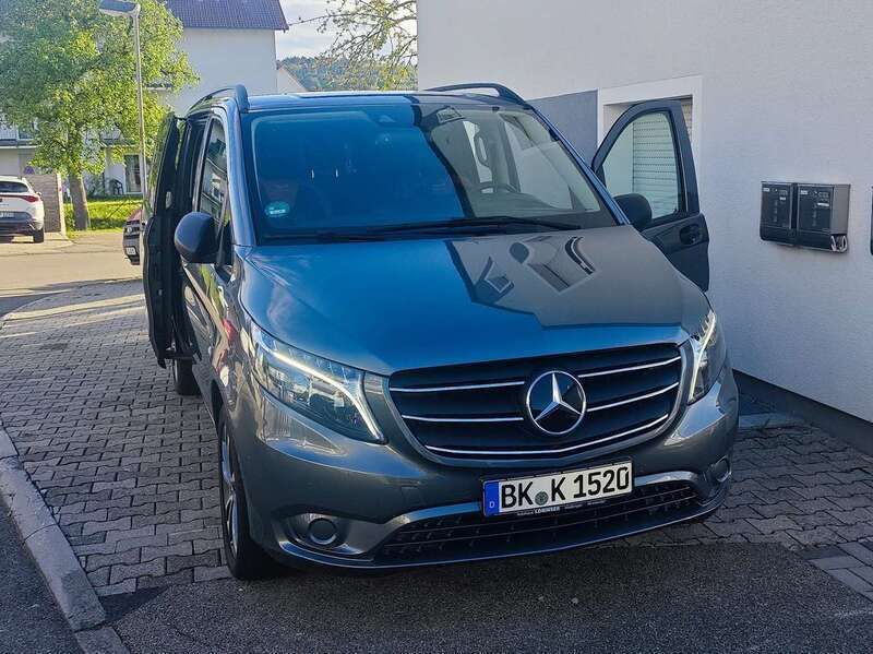 Grau Gebraucht 2023 Mercedes Vito Van / Kleinbus | 55.000 € - Bild 1/4