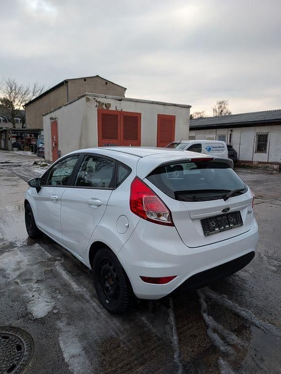 Gebraucht Ford Fiesta 60 PS (44 kW) 2015 Weiß Limousine