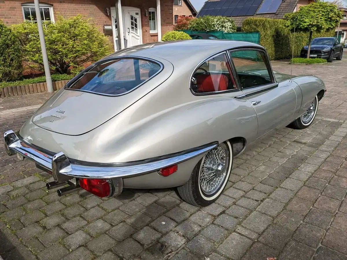 Begagnad Jaguar E-Type 265 HK (194 kW) 1969 Silver Sportkupé