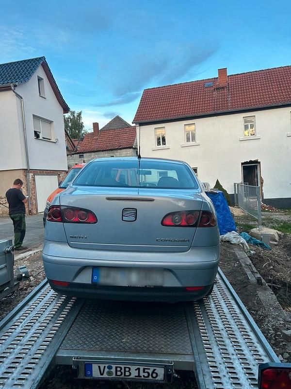 Gebraucht Seat Cordoba 100 PS (73 kW) 2003 Blau Kleinwagen