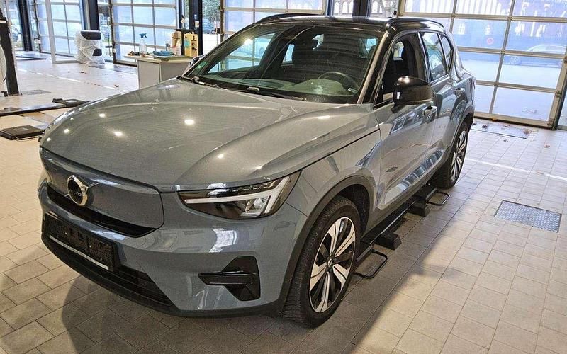 Grau thunder grey / metallic Gebraucht 2022 Volvo XC40 Core SUV | 28.950 € (Superpreis) - Bild 1/2