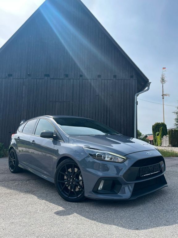 Grau Gebraucht 2017 Ford Focus RS Limousine | 26.490 € - Bild 1/4