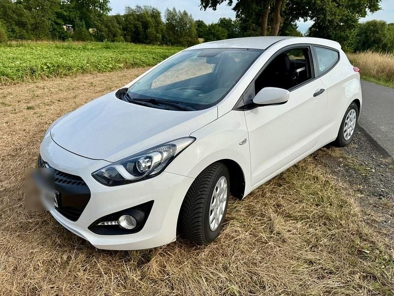 Gebraucht Hyundai i30 Classic 99 PS (72 kW) 2014 Weiß Limousine