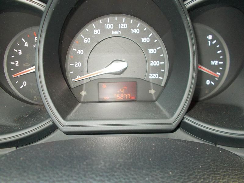 Gebraucht Kia Rio Attract 75 PS (55 kW) 2013 Weiß Limousine