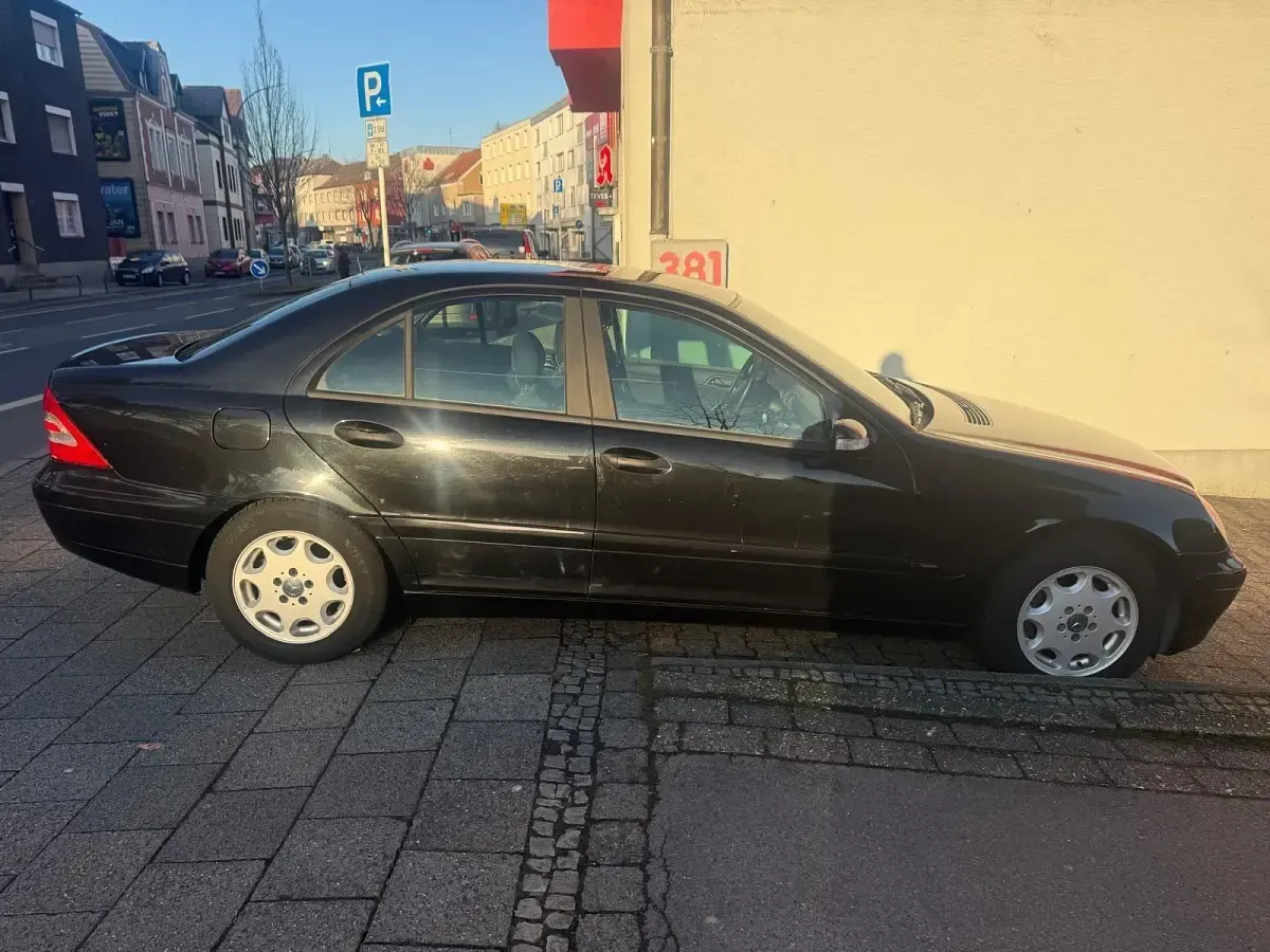 Gebraucht Mercedes C180 129 PS (94 kW) 2001 Schwarz Limousine