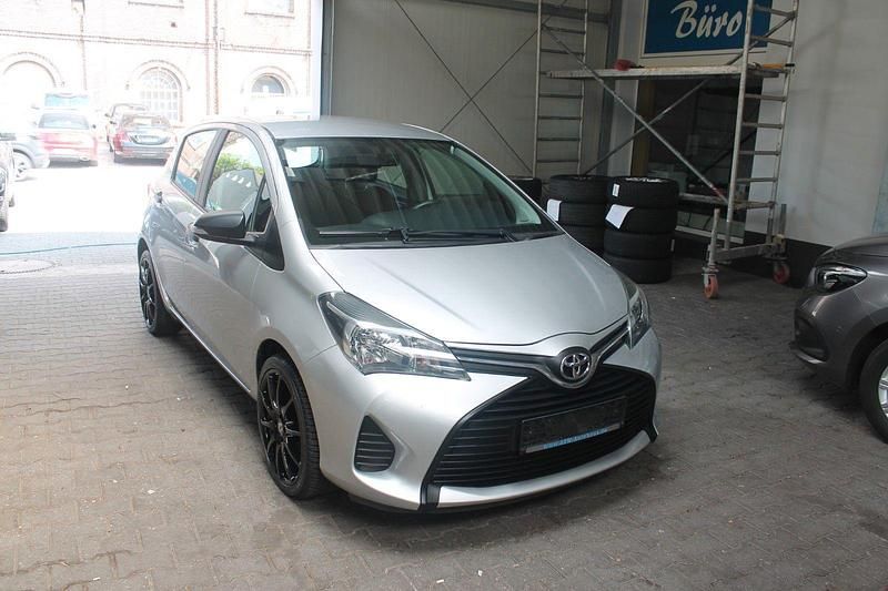 Silber Gebraucht 2014 Toyota Yaris Kleinwagen | 9.999 € (Teuer) - Bild 1/4