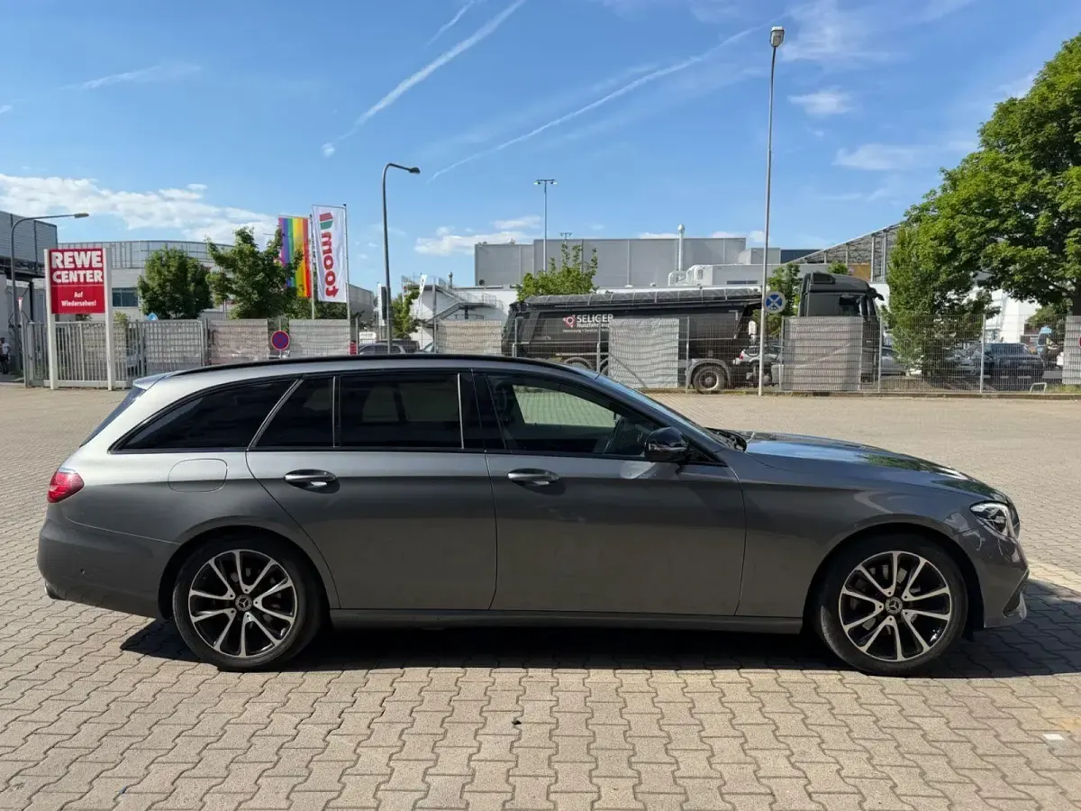 Gebraucht Mercedes E220 Avantgarde 194 PS (142 kW) 2022 Grau Kombi