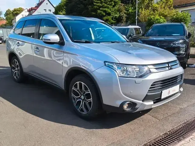 Gebraucht Mitsubishi Outlander Intense 150 PS (110 kW) 2014 Silber SUV