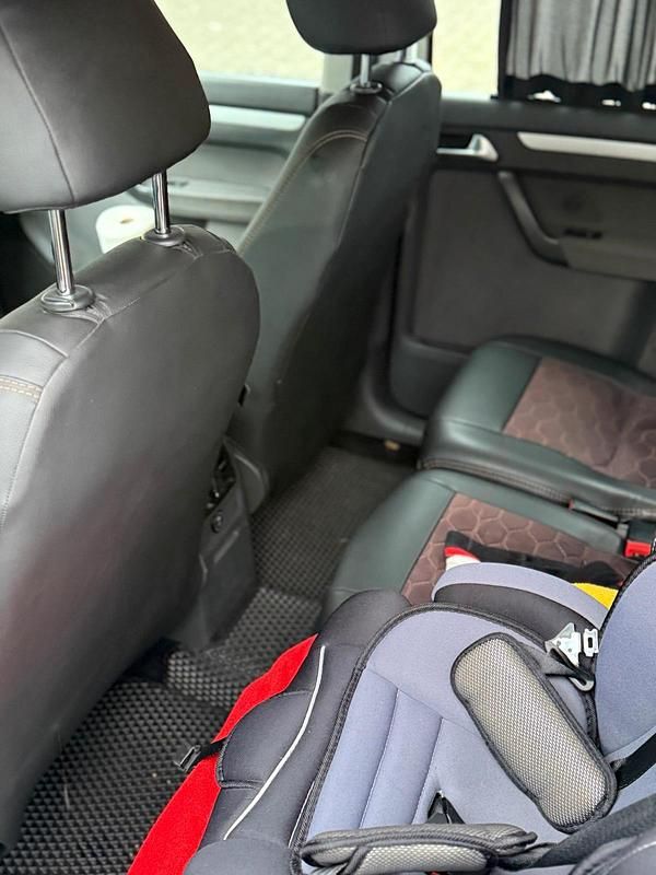 Grau Gebraucht 2011 VW Touran Van / Kleinbus | 5.700 € - Bild 1/4