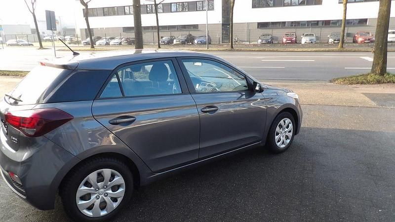 Gebraucht Hyundai i20 75 PS (55 kW) 2019 Grau Limousine