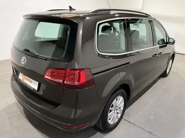 Gebraucht VW Sharan Comfortline 150 PS (110 kW) 2022 Braun Van / Kleinbus