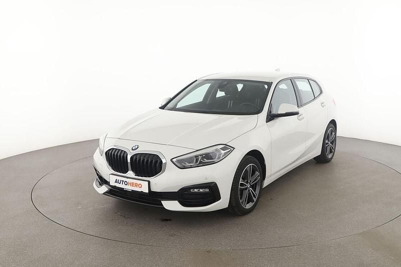 Weiß Gebraucht 2021 BMW 118 Sport Line Kleinwagen | 20.390 € (Fairer Preis) - Bild 1/3