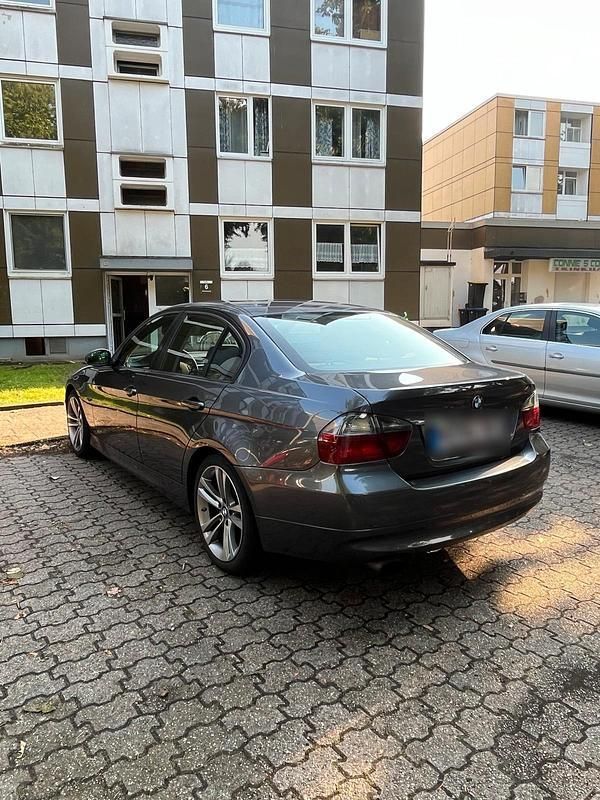 Grau Gebraucht 2008 BMW 318 Limousine | 2.200 € (Superpreis) - Bild 1/4