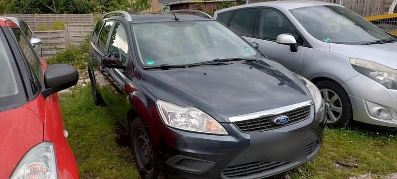 Grau Gebraucht 2010 Ford Focus Kombi | 650 € (Superpreis) - Bild 1/4