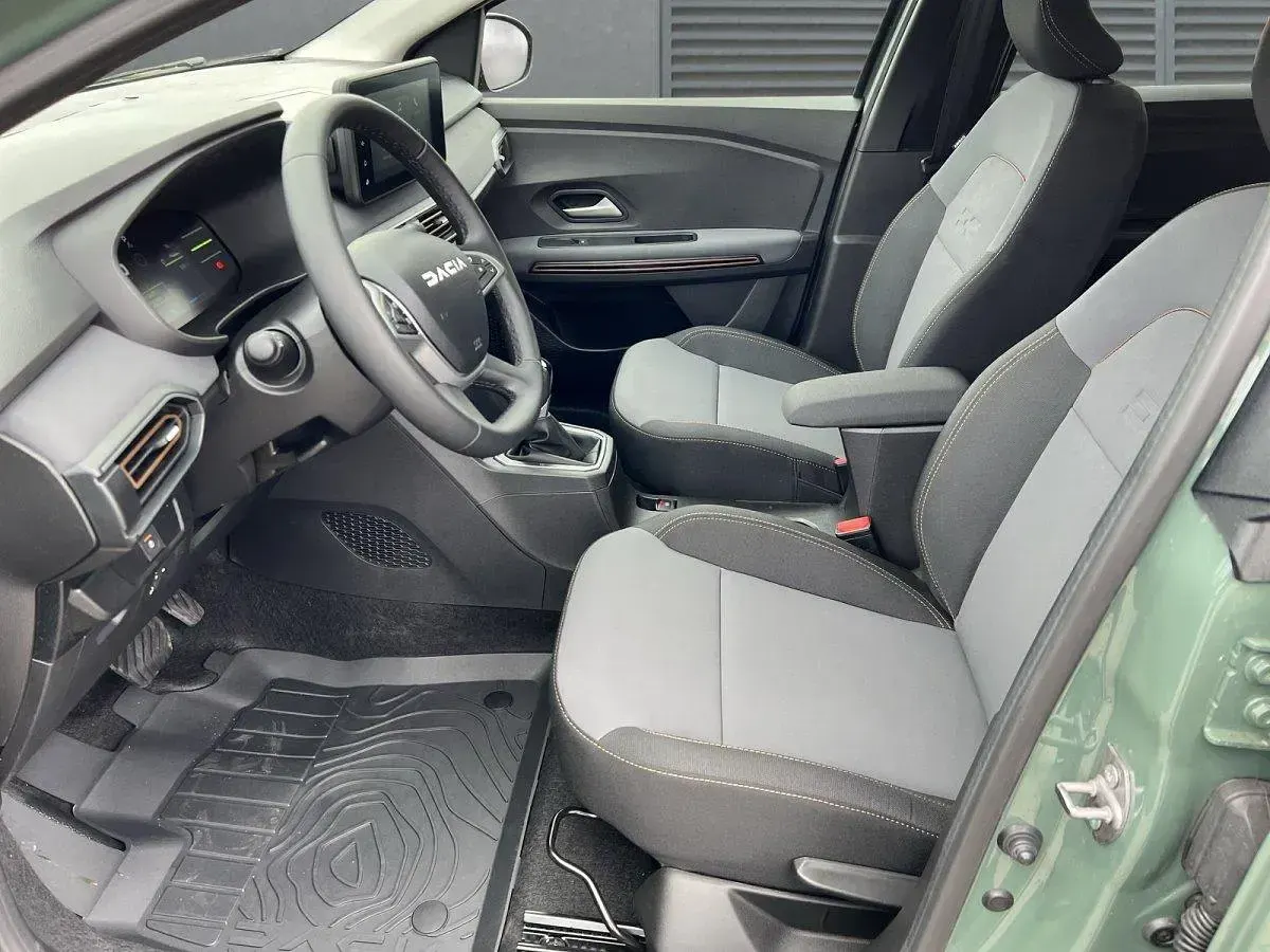 Neu Dacia Jogger Extreme 141 PS (103 kW) 2025 Safarigrüngrau Van / Kleinbus