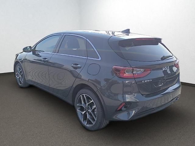 Neu Kia Ceed Style 140 PS (102 kW) 2025 Weiss Kleinwagen