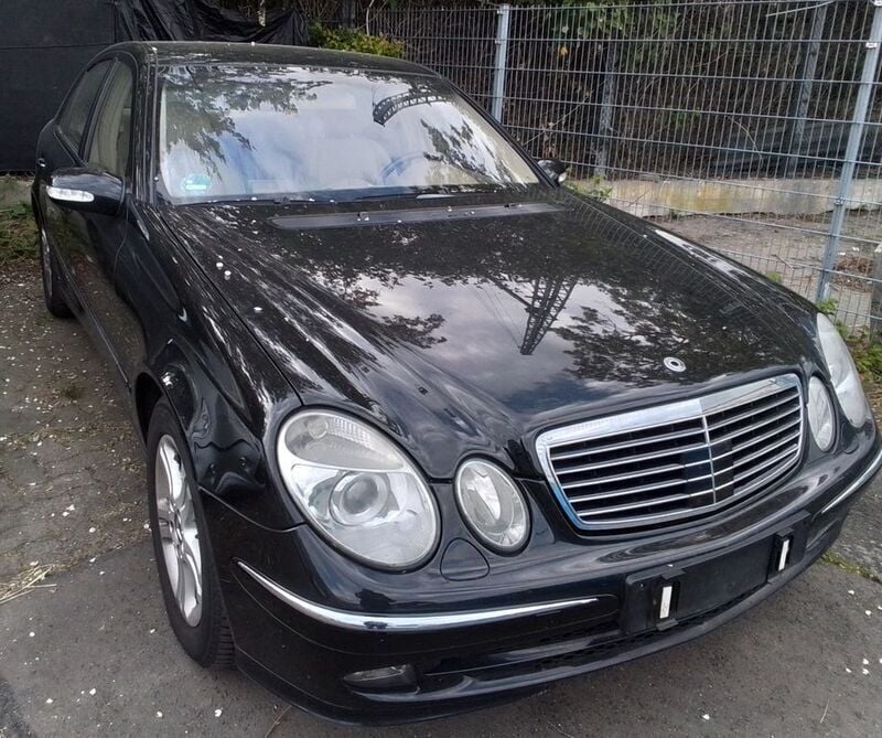 Schwarz Gebraucht 2006 Mercedes E320 Avantgarde Limousine | 3.690 € (Superpreis) - Bild 1/4