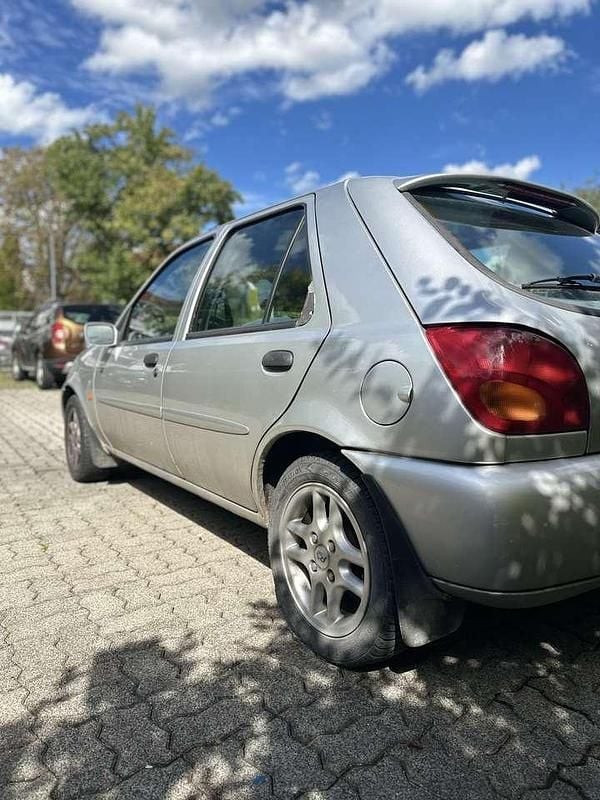 Gebraucht Ford Fiesta Ghia 75 PS (55 kW) 1997 Silber Kleinwagen