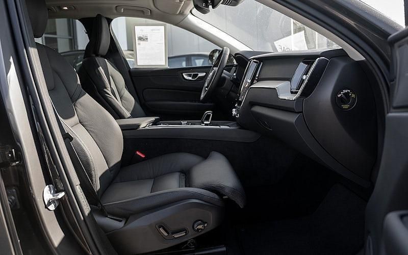 Gebraucht Volvo XC60 Plus 250 PS (183 kW) 2025 Grau SUV