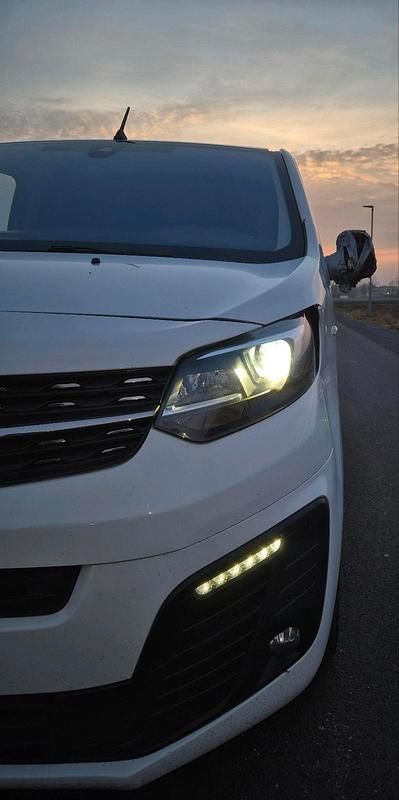 Weiß Gebraucht 2024 Opel Vivaro Van / Kleinbus | 16.800 € - Bild 1/4