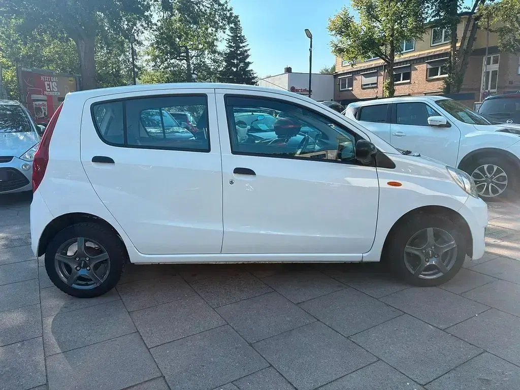 Gebraucht Daihatsu Cuore Plus 58 PS (42 kW) 2010 Weiß Kleinwagen