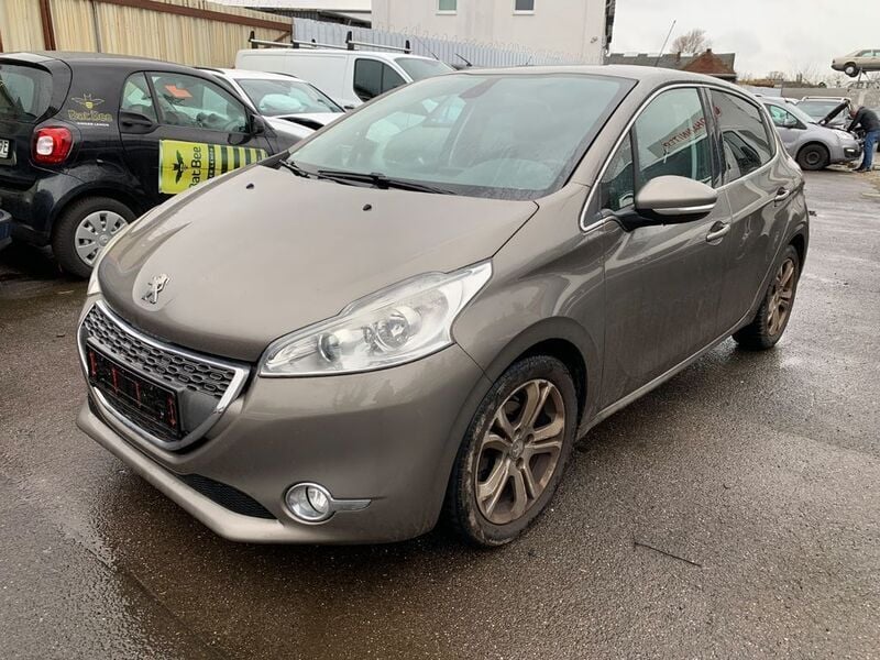 Grau Gebraucht 2013 Peugeot 208 Allure Kleinwagen | 3.350 € (Guter Preis) - Bild 1/4