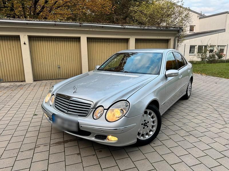 Grau Gebraucht 2005 Mercedes E220 Limousine | 5.299 € - Bild 1/4