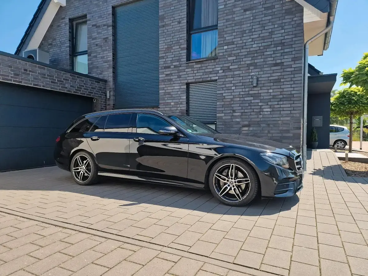 Używany Mercedes E250 AMG line 211 KM (155 kW) 2018 Czarny Kombi